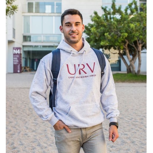 Estudiante URV con sudadera de entretiempo en gris